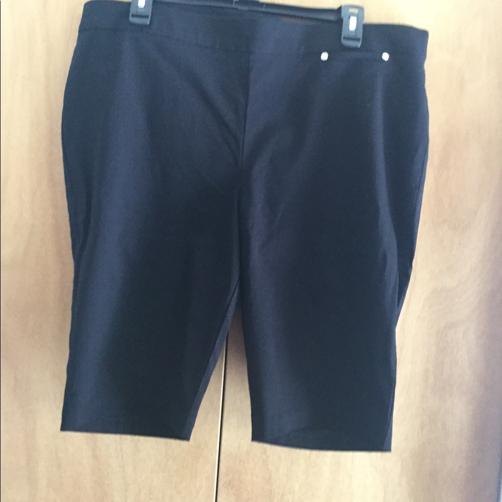 NWOT Rafaella Black Shorts Pull On 18 Stretch